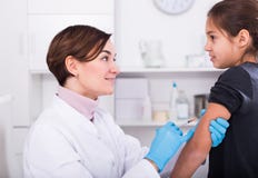 Doktor macht Einspritzungsmädchen lizenzfreie stockfotos Doktor macht Einspritzungsmädchen lizenzfreie stockfotos