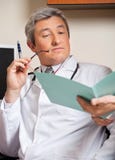 Doktor Reading Medical Report royaltyfria foton Doktor Reading Medical Report royaltyfria foton