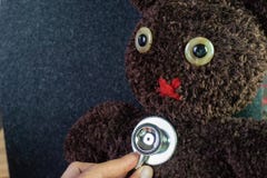Doktor ` s Hand, die Stethoskop hält, setzte an nette braune handgemachte Grippe lizenzfreie stockfotografie Doktor ` s Hand, die Stethoskop hält, setzte an nette braune handgemachte Grippe lizenzfreie stockfotografie