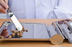 Doktor som ger dig den medicinska preventivpilleren royaltyfri foto Doktor som ger dig den medicinska preventivpilleren royaltyfri foto