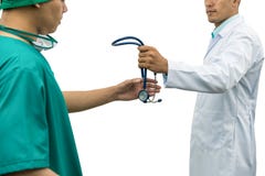 Doktor som ger stetoskopet till kirurgen Referral royaltyfri fotografi Doktor som ger stetoskopet till kirurgen Referral royaltyfri fotografi