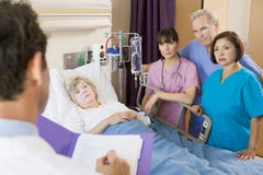 doktor som gör anmärkningar patient royaltyfria foton doktor som gör anmärkningar patient royaltyfria foton