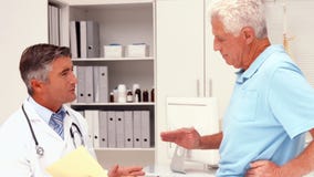 Doktor som talar med den sårade patienten stock video Doktor som talar med den sårade patienten stock video