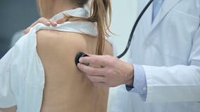 doktor som undersöker det patient stetoskopet stock video doktor som undersöker det patient stetoskopet stock video