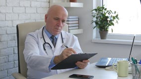 Doktor Specialist im Krankenhauszimmer eine medizinische Verordnung schreibend stockbild Doktor Specialist im Krankenhauszimmer eine medizinische Verordnung schreibend stockbild