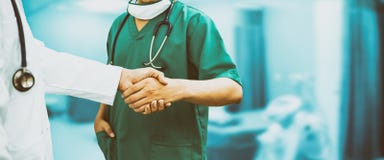 Doktoren, die Hände rütteln Medizinische Leuteteamwork lizenzfreie stockfotografie Doktoren, die Hände rütteln Medizinische Leuteteamwork lizenzfreie stockfotografie