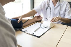 Doktorn gjorde en överenskommelse med patienter med högt blodtryck att underhålla hälsa arkivfoton Doktorn gjorde en överenskommelse med patienter med högt blodtryck att underhålla hälsa arkivfoton