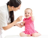 Doktorn som ger medicin till, behandla som ett barn flickan royaltyfri fotografi Doktorn som ger medicin till, behandla som ett barn flickan royaltyfri fotografi