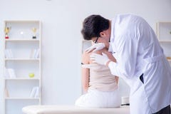 Doktorn som undersöker huden av den kvinnliga patienten royaltyfri bild Doktorn som undersöker huden av den kvinnliga patienten royaltyfri bild