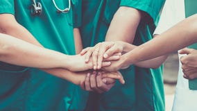 Doktors- och sjuksköterskakoordinathänder Doktors- och sjuksköterskakoordinathänder