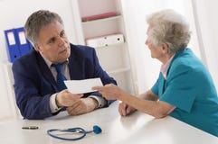 Doktorska wyjaśnia diagnoza jego starszy pacjent zdjęcie stock Doktorska wyjaśnia diagnoza jego starszy pacjent zdjęcie stock