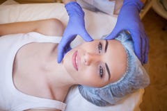 Doktorski cosmetologist robi twarzowemu masaż dziewczyny zdrojowi fotografia royalty free Doktorski cosmetologist robi twarzowemu masaż dziewczyny zdrojowi fotografia royalty free