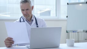 Doktorski działanie na raporcie medycznym pacjent zbiory wideo Doktorski działanie na raporcie medycznym pacjent zbiory wideo