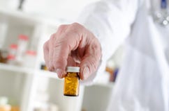 Doktorski seans butelka pigułki obrazy stock Doktorski seans butelka pigułki obrazy stock
