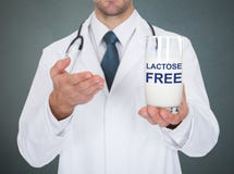 Doktorskiej mienie laktozy Bezpłatny szkło mleko zdjęcie stock Doktorskiej mienie laktozy Bezpłatny szkło mleko zdjęcie stock