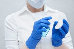 Doktorskosmetolog i maskeringsuppehällen i händer av flaskor med sprejutmataren och bomull fotografering för bildbyråer Doktorskosmetolog i maskeringsuppehällen i händer av flaskor med sprejutmataren och bomull fotografering för bildbyråer