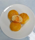 Dolce cinese che riempie fagiolo dolce ed uovo salato sul piatto Immagine Stock Libera da Diritti Dolce cinese che riempie fagiolo dolce ed uovo salato sul piatto Immagine Stock Libera da Diritti