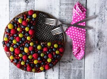 Dolce con i frutti della foresta Immagini Stock Libere da Diritti Dolce con i frutti della foresta Immagini Stock Libere da Diritti