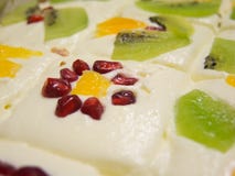 Dolce decorato del limone con i frutti fotografia stock libera da diritti Dolce decorato del limone con i frutti fotografia stock libera da diritti