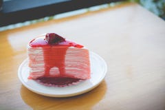 dolce del crêpe della fragola in caffè all'aperto accogliente fotografie stock dolce del crêpe della fragola in caffè all'aperto accogliente fotografie stock