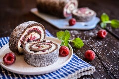 Dolce del rotolo del cioccolato con il materiale da otturazione del lampone e della noce di cocco Immagine Stock Libera da Diritti Dolce del rotolo del cioccolato con il materiale da otturazione del lampone e della noce di cocco Immagine Stock Libera da Diritti