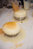 Dolce del yogurt della mousse Un disegno della mousse sul dolce Glassa congelata dello specchio sul dolce Capolavori culinari immagini stock libere da diritti Dolce del yogurt della mousse Un disegno della mousse sul dolce Glassa congelata dello specchio sul dolce Capolavori culinari immagini stock libere da diritti