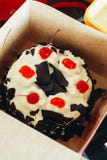 Dolce delizioso della crema della frusta della decorazione del cioccolato della ciliegia del dolce della foresta nera del dessert Immagini Stock Dolce delizioso della crema della frusta della decorazione del cioccolato della ciliegia del dolce della foresta nera del dessert Immagini Stock