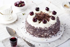 Dolce della foresta nera, torta di Schwarzwald, cioccolato fondente e dessert della ciliegia Fotografia Stock Dolce della foresta nera, torta di Schwarzwald, cioccolato fondente e dessert della ciliegia Fotografia Stock