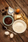Dolce di cioccolato di cottura - ingredienti di ricetta su legno d'annata fotografie stock Dolce di cioccolato di cottura - ingredienti di ricetta su legno d'annata fotografie stock