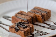 Dolce di cioccolato e salsa di cioccolato immagine stock libera da diritti Dolce di cioccolato e salsa di cioccolato immagine stock libera da diritti
