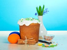Dolce di Pasqua, uova, spezie, vaso con i fiori Immagini Stock Libere da Diritti Dolce di Pasqua, uova, spezie, vaso con i fiori Immagini Stock Libere da Diritti