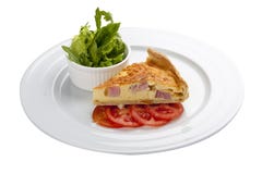 Dolce di quiche lorraine con i verdi fotografia stock libera da diritti Dolce di quiche lorraine con i verdi fotografia stock libera da diritti