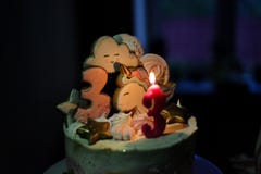 Dolce festivo Per un compleanno 3 anni Su un fondo nero immagini stock Dolce festivo Per un compleanno 3 anni Su un fondo nero immagini stock