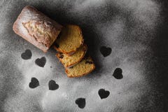 Dolce sulla tavola con lo spazio libero del cuore immagine stock Dolce sulla tavola con lo spazio libero del cuore immagine stock