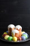 Dolci ed uova di Pasqua su un fondo scuro, rustico, di legno immagini stock libere da diritti Dolci ed uova di Pasqua su un fondo scuro, rustico, di legno immagini stock libere da diritti