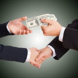 Dollari dei contanti della tenuta dell'uomo di affari nelle mani Immagine Stock Dollari dei contanti della tenuta dell'uomo di affari nelle mani Immagine Stock