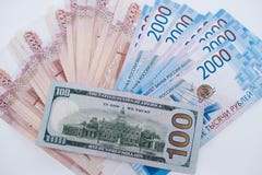 Dollarna och rublen ?gander?tt f?r home tangent f?r aff?rsid? som guld- ner skyen till royaltyfri bild Dollarna och rublen ?gander?tt f?r home tangent f?r aff?rsid? som guld- ner skyen till royaltyfri bild