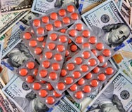 Dollars et fournitures médicales américains photographie stock libre de droits Dollars et fournitures médicales américains photographie stock libre de droits