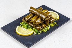 Dolma, γεμισμένα φύλλα σταφυλιών με το ρύζι και το κρέας στοκ φωτογραφία με δικαίωμα ελεύθερης χρήσης Dolma, γεμισμένα φύλλα σταφυλιών με το ρύζι και το κρέας στοκ φωτογραφία με δικαίωμα ελεύθερης χρήσης