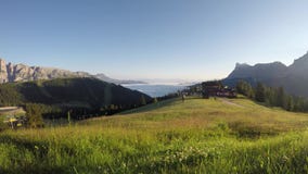 Dolomia, Italia, Sud Tirolo Alba di lasso di tempo, paesaggio al fondo della valle coperta dalle nuvole a mattina stock footage Dolomia, Italia, Sud Tirolo Alba di lasso di tempo, paesaggio al fondo della valle coperta dalle nuvole a mattina stock footage