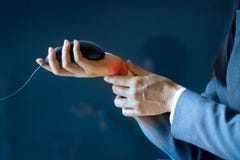 Dolor agudo en una muñeca de la mujer de negocios, coloreada en rojo en fondo azul marino, problemas de los problemas de salud foto de archivo libre de regalías Dolor agudo en una muñeca de la mujer de negocios, coloreada en rojo en fondo azul marino, problemas de los problemas de salud foto de archivo libre de regalías