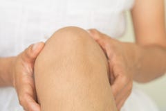 Dolor de la rodilla y terapia del masaje, huesos de la rodilla fotos de archivo libres de regalías Dolor de la rodilla y terapia del masaje, huesos de la rodilla fotos de archivo libres de regalías
