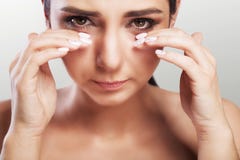 Dolor en el área del ojo Una mujer infeliz hermosa que sufre de dolor severo en el área del ojo Retrato de un ` triste s de la mu imagen de archivo Dolor en el área del ojo Una mujer infeliz hermosa que sufre de dolor severo en el área del ojo Retrato de un ` triste s de la mu imagen de archivo
