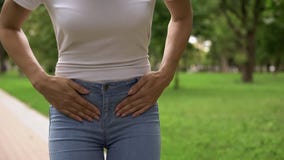 Dolore addominale più basso di sensibilità della donna forte, polycystosis, problemi ginecologici fotografia stock libera da diritti Dolore addominale più basso di sensibilità della donna forte, polycystosis, problemi ginecologici fotografia stock libera da diritti
