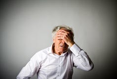 dolore Uomo anziano nei pensieri immagine stock dolore Uomo anziano nei pensieri immagine stock