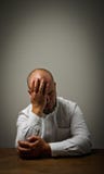 Dolore. Uomo nei pensieri. fotografie stock libere da diritti Dolore. Uomo nei pensieri. fotografie stock libere da diritti