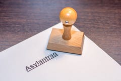 Domanda di asilo con il bollo di legno con la parola tedesca per l'applicazione di asilo fotografie stock Domanda di asilo con il bollo di legno con la parola tedesca per l'applicazione di asilo fotografie stock