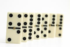 Domino di caduta Il gioco di domino immagini stock Domino di caduta Il gioco di domino immagini stock