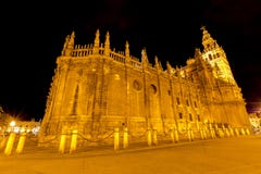 Domkyrka av Seville vid natt arkivbild Domkyrka av Seville vid natt arkivbild