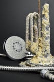 Dommages de Limescale sur une résistance et un pommeau de douche Image libre de droits Dommages de Limescale sur une résistance et un pommeau de douche Image libre de droits